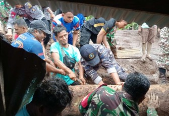 Prajurit lanal Ternate membantu evakuasi warga terdampak banjir bandang, Minggu (28/8)