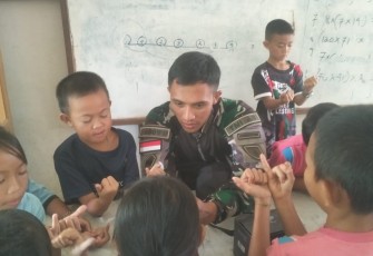 Personel satgas Yonzipur 5/ABW saat menjadi gadik anak-anak di perbatasan 