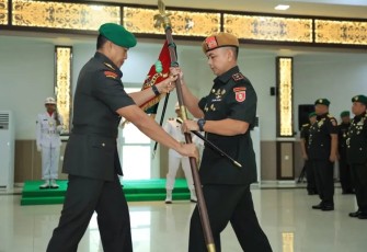 Pangdam VI Mulawarman Mayjen TNI Tri Budi Utomo menyerahkan tongkat komando Danyonarmed 18/Buritkang Mayor Arm Benny Budiman, S.A.P., di aula Makodam VI/Mlw, Senin (26/8)