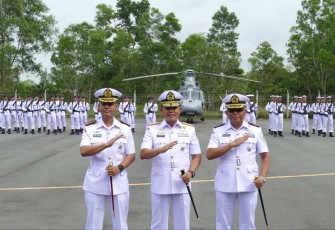 Danpuspenerbal Laksda TNI Sisyani Jaffar foto bersama usai sertijab Danlanudal Tanjungpinang, Kamis (29/8/24)