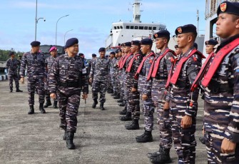 Kepala Staf Koarmada III Laksamana Pertama Singgih Sugiarto pengecekan pasukan