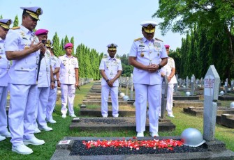 Kasal Laksamana TNI Muhammad Ali saat ziarah di TMPN Kalibata, Jakarta, Selasa (3/9)