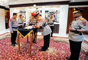 Kapolri Jenderal Listyo Sigit Prabowo melantik Kapolda Papua, Selasa (3/9)