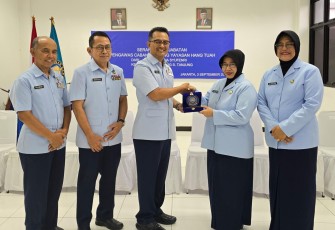Ketum Yayasan Hang Tuah Laksda (Purn) Dr. Dani Achdani saat memberikan cenderamata 