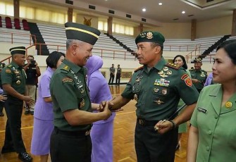 Kasum TNI Letjen TNI Richard Tampubolon memberikan ucapan selamat Pangkostrad Letjen TNI Mohamad Toha di Jakarta, Selasa (3/9)