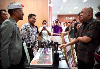 MenkopUKM Teten Masduki saat meninjau produk mahasiswa universitas Warmadewa, Bali, Selasa (3/9)