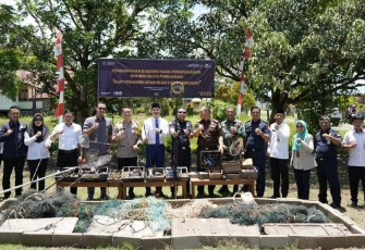 Pemusnahan alat tangkap ilegal di Kapuas Hulu, Provinsi Kalimantan Barat 