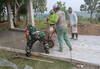 Karya bakti pembuatan jalan di wilayah desa binaan 