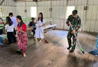 Bersihkan gereja bersama warga desa 