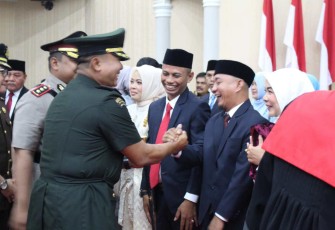 Dandim Abdya Letkol Inf Beni Maradona saat memberikan ucapan selamat 