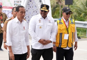 Presiden Joko Widodo di dampingi Pj Gubernur Aceh Safrizal ZA usai peresmian ruas tol di Aceh, Senin (9/9)