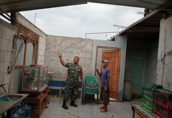 Bantu perbaiki atap rumah warga binaan 