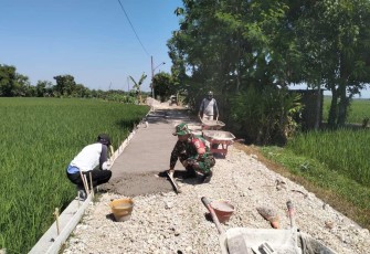 Pemasangan paving blok di wilayah desa binaan 