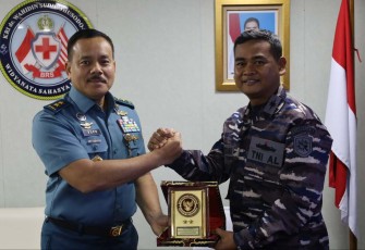 Komandan KRI WHS-991 Letkol Laut (P) Edi Herdiana saat menerima cenderamata 