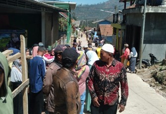 Masyarakat berhamburan keluar pasca gempa bumi