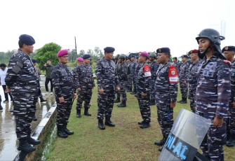 Pangkoarmada III Laksda TNI Hersan saat inspeksi pasukan