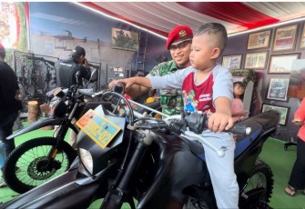 Anak-anak menaiki motor Kopassus di Matra Fair 2024