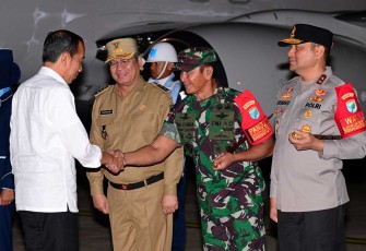 Pangdam XII/Tpr Mayjen TNI Iwan Setiawan menyambut kedatangan presiden Jokowi 