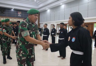 Kasdam Tanjungpura Brigjen TNI Jannie Aldrin Siahaan melepas kontingen pencak silat piala Kasad