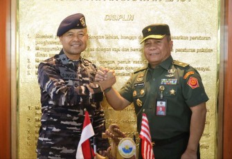 Kepala Staf Koarmada III Laksamana Pertama Singgih Sugiarto bersama Brigjen TNI Andri Tobarso 