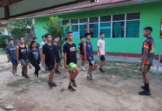 Remaja rumah singgah belajar baris berbaris 