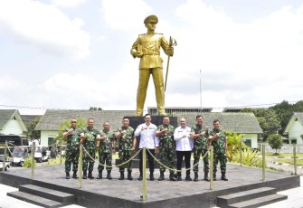 Menteri ATR/BPN Agus Harimurti Yudhoyono foto bersama di Akmil Magelang, Rabu (25/9)