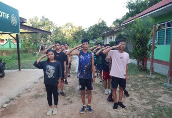 Latihan baris-berbaris di perbatasan 