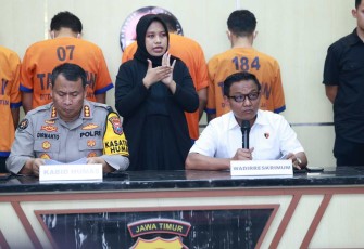 Kabid Humas Polda Jatim Kombes Dirmanto saat memberikan keterangan pers 