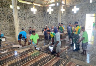Karya bakti Satgas Yonarmed 11 Kostrad di perbatasan 