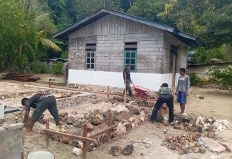Satgas TMMD Kodim 1805/Raja Ampat dan Warga Terus Bangun RTLH Meski Panas Terik Menghadang 