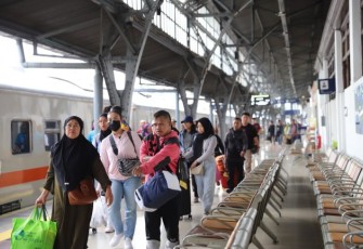 Ilustrasi penumpang di stasiun Pasar Senen 
