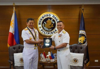 Pangkoarmada III Laksda TNI Hersan saat menerima cenderamata 