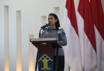 Plt Kepala Bidang Pelayananan Hukum  Flora Nainggolan Saat acara Workshop