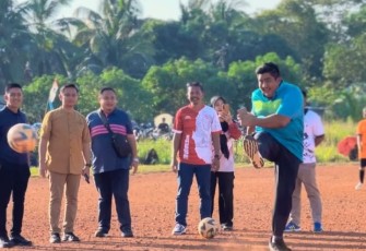 Tampak Roby saat mulai menendang bola kaki