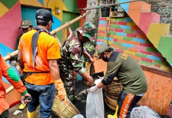 Kerja bakti lingkungan di wilayah desa binaan 