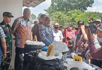 Konferensi pers penemuan pabrik obat terlarang di daerah Sumedang