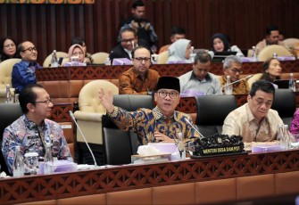 Mendes PDT Yandri Susanto memaparkan program kerja saat rapat di Komisi V DPR RI, Kamis (7/11)