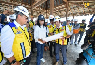 Wamen PU Diana saat menerima pemaparan saat meninjau Tol Semarang - Demak