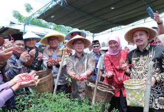 Mendes PDT Yandri Susanto bersama petani di desa Palak Siring, Kabupaten Bengkulu Selatan, Minggu (10/11)