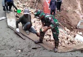 Cor jalan di wilayah desa binaan 
