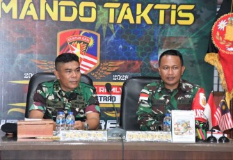Dansatgas Yonarmed 11 Kostrad Letkol Arm Gde Adhy Surya Mahendra bersama Ketua Tim Wasev Sterad Letkol Laut (P) Mahpudin Arsyadi Sacha, Selasa (12/11)