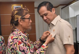 Menteri Transmigrasi Iftitah Sulaiman menerima pin PATRI di Jakarta 