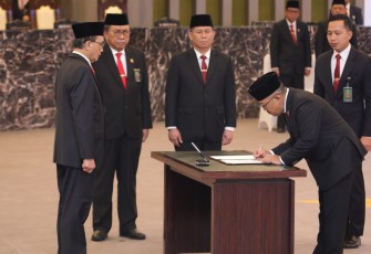 Ketua MA Prof Dr Sunarto SH MH saat melantik Kepala Badan Strategi Kebijakan dan Pendidikan Hukum Bambang Hery Mulyono di Jakarta, Rabu (13/11)