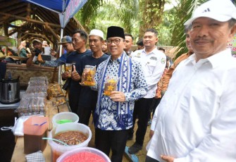 Mendes PDT Yandri Susanto mengunjungi Taman Wisata Tirta Asri di Kabupaten Pringsewu, Lampung, Sabtu (16/11)
