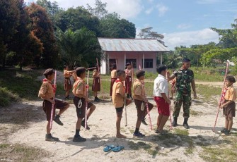 Pelatihan baris berbaris siswa di perbatasan 