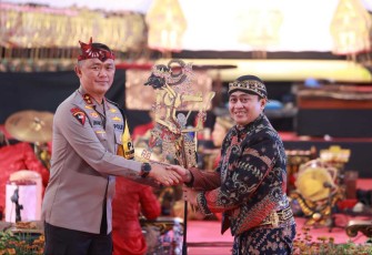 Kapolda Jatim Irjen Pol Imam Sugianto menyerahkan wayang kulit 
