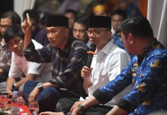 Mendes PDT Yandri Susanto memberikan sambutan dalam kunjungan di desa Biringala, Provinsi Sulsel, Senin (18/11)