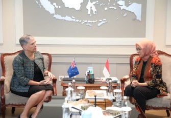 Menteri PANRB Rini Widyantini menerima kunjungan Duta Besar Australia Mulia Penny Williams dalam memperkuat kolaborasi untuk birokrasi dan reformasi di Kantor PANRB, Kebayoran Baru, Jakarta Selatan, Selasa (19/11/2024).