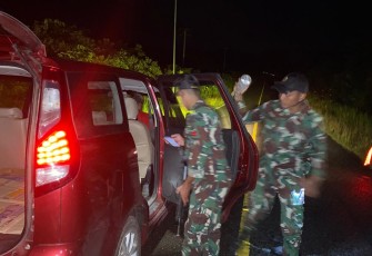 Satgas Yonzipur 5/ABW cek kendaraan melintas pada malam hari, Selasa (19/11)
