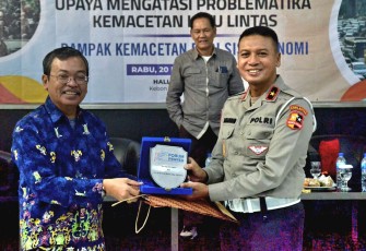 Ketua Forum Pemred SMSI Dar Edi Yoga memberikan cenderamata, Rabu (20/11)